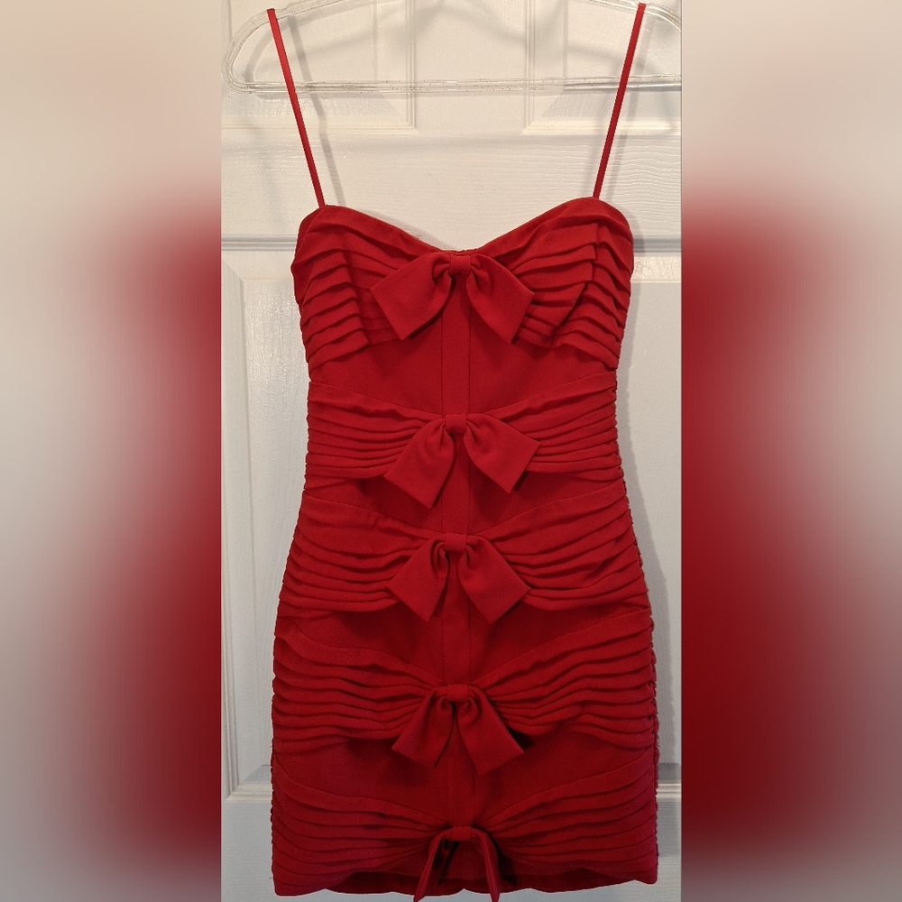 EUC. GORGEOUS BCBGMaxAzria "Sabrinna Short, Red Cocktail Dress w/ Bow Accents ❤️